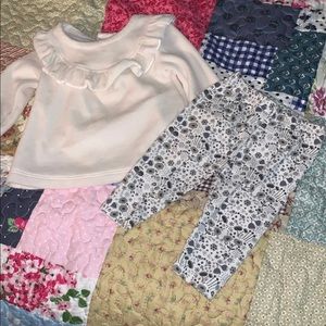 Carter’s matching set with added footie 0-3/3-6